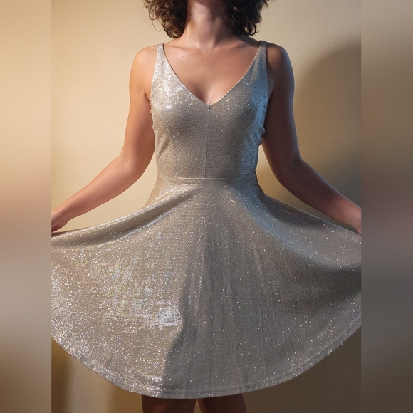 Beautiful Aaka shimmering dress size small - Picture 3 of 4